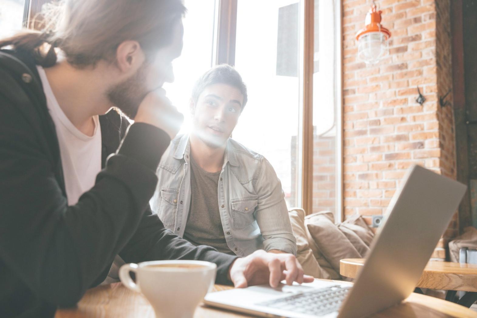 Professionelle Finanzanalyse-Arbeitsplatz mit mehreren Monitoren und aktuellen Marktdaten
