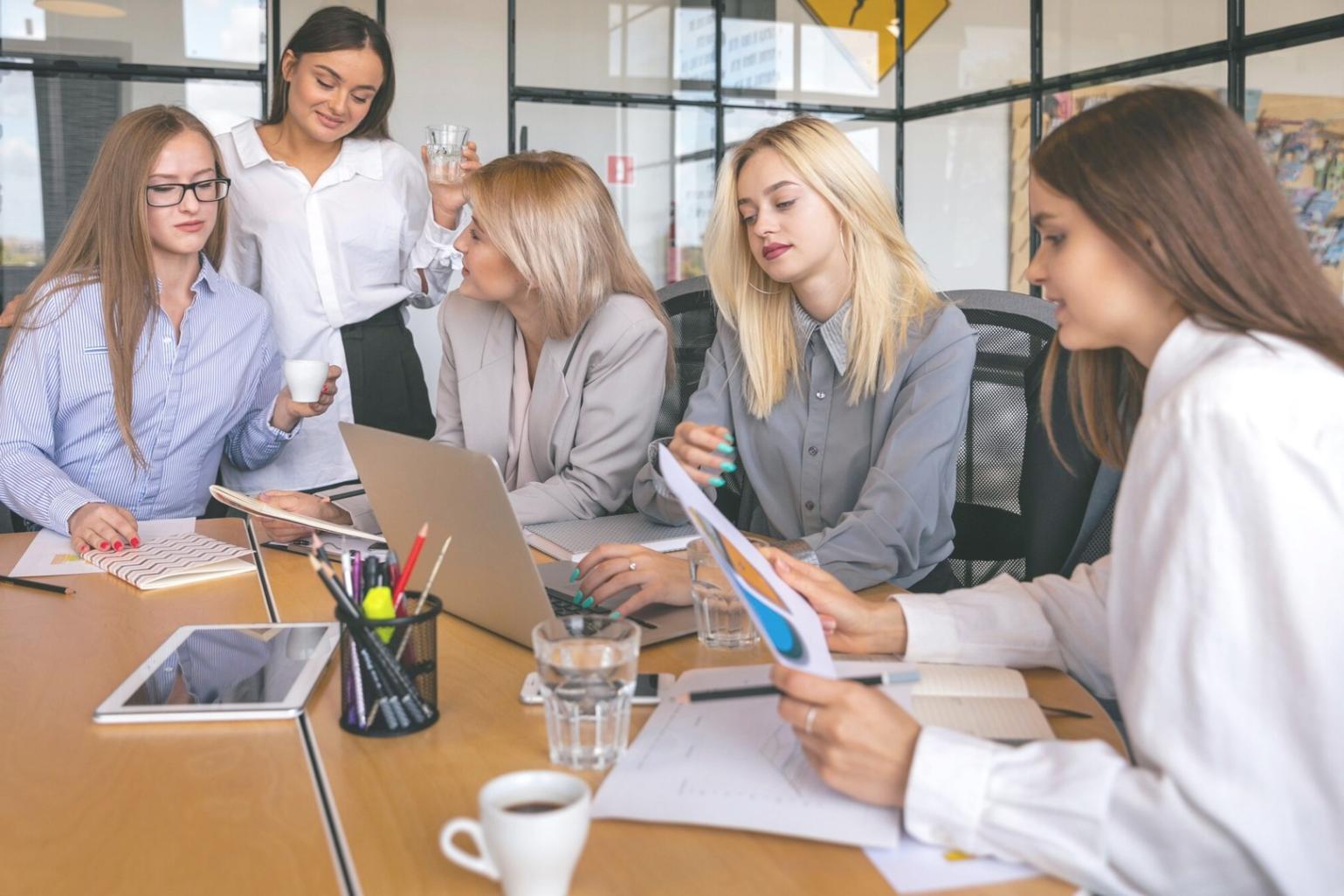 Risikomanagement-Team bei der Datenanalyse